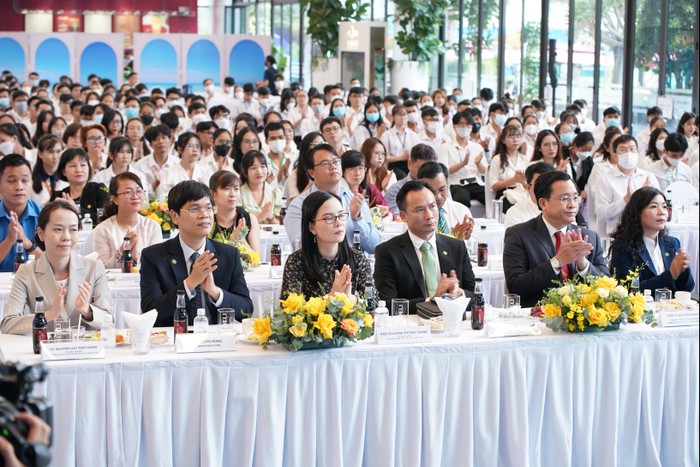 Sự kiện diễn ra với sự tham gia của các lãnh đạo NovaGroup và các Tổng công ty thành viên; Ban lãnh đạo Đại học Quốc gia Thành phố Hồ Chí Minh và 200 sinh viên, học sinh được nhận học bổng