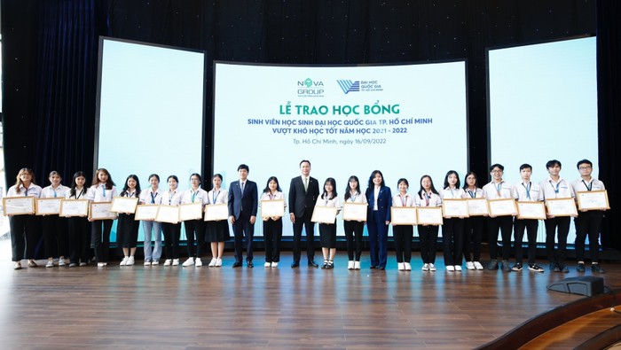 Đại diện Ban lãnh đạo NovaGroup và các Tổng công ty thành viên trao học bổng cho các sinh viên trường Đại học Kinh tế - Luật, đơn vị thành viên của Đại học Quốc gia Thành phố Hồ Chí Minh