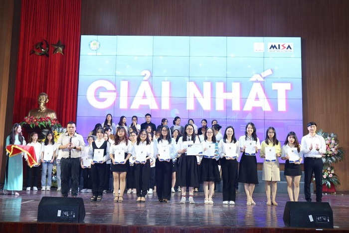 Anh Nguyễn Văn Khải - Trưởng phòng chuyển giao phần mềm, Công ty Cổ phẩn MISA trao bằng khen cho đội đạt giải Nhất của chương trình