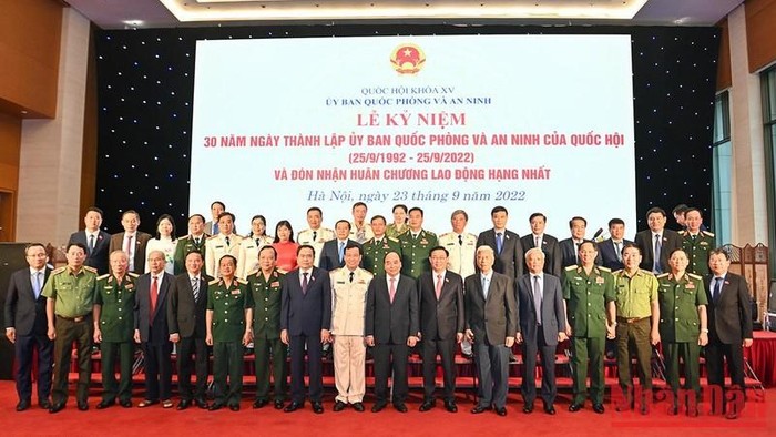 Chủ tịch nước Nguyễn Xuân Phúc, Chủ tịch Quốc hội Vương Đình Huệ chụp ảnh lưu niệm với các đại biểu tại lễ kỷ niệm.