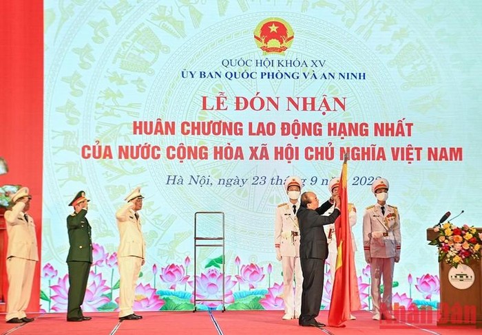 Chủ tịch nước Nguyễn Xuân Phúc trao Huân chương Lao động hạng Nhất cho Ủy ban Quốc phòng và An ninh.