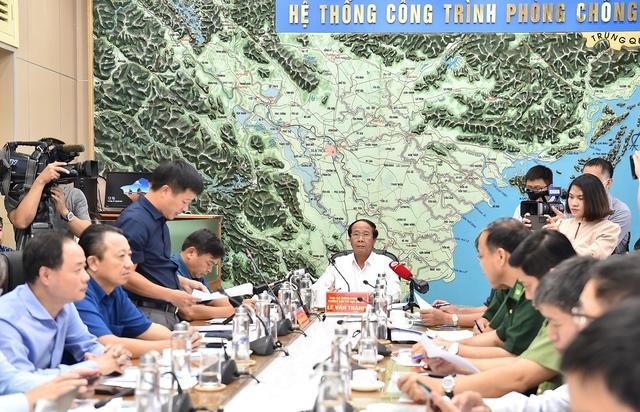 Phó Thủ tướng Lê Văn Thành nghe báo cáo về tình hình ứng phó bão Noru. Ảnh: VGP/Đức Tuân