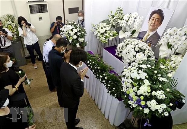 Lễ Quốc tang cho cố Thủ tướng Abe sẽ diễn ra ngày 27/9 tại Võ Đạo quán Nhật Bản (Nippon Budokan) ở trung tâm thủ đô Tokyo. Trong ảnh: Người dân đặt hoa tưởng niệm cố Thủ tướng Abe tại Shimonoseki, tỉnh Yamaguchi ngày 12/7. (Ảnh: Kyodo/TTXVN)