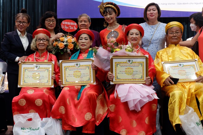 Nhiều người cao tuổi được mừng thọ và tư vấn sức khỏe tại Thành phố Hồ Chí Minh