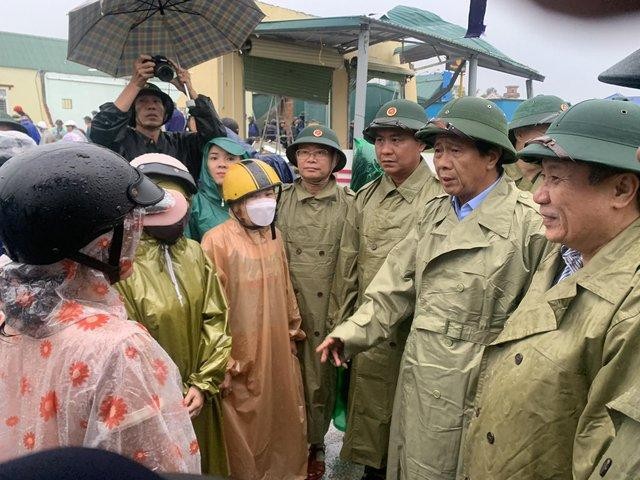 Phó Thủ tướng Lê Văn Thành, Trưởng Ban chỉ đạo tiền phương cùng đoàn công tác đi kiểm tra việc phòng chống bão số 4 tại tỉnh Quảng Trị. Ảnh: VGP/Đức Tuân
