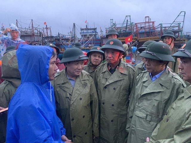 Phó Thủ tướng kiểm tra khu neo đậu tàu thuyền, động viên ngư dân tại cảng cá Triệu An, Triệu Phong, Quảng Trị. Ảnh: VGP/Đức Tuân