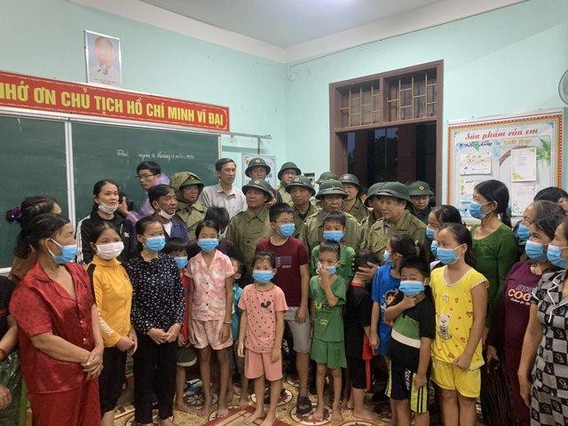 Phó Thủ tướng Lê Văn Thành cùng Đoàn công tác thăm hỏi bà con đang tránh trú bão tại Trường tiểu học Triệu An, Triệu Phong, Quảng Trị. Ảnh: VGP/Đức Tuân