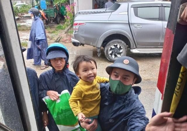 Lực lượng vũ trang hỗ trợ sơ tán người dân tại xã Bình Đông, huyện Bình Sơn, tỉnh Quảng Ngãi. Ảnh: VGP/Nhật Anh