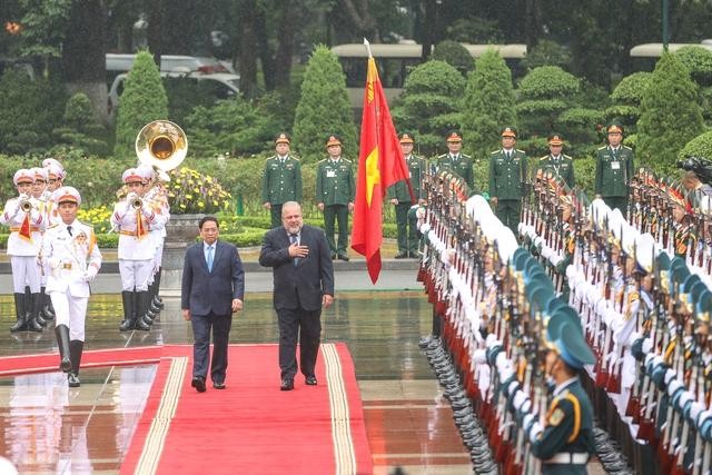 Thủ tướng Phạm Minh Chính và Thủ tướng Cộng hòa Cuba Marrero Cruz duyệt đội danh dự. Ảnh: VGP/Nhật Bắc