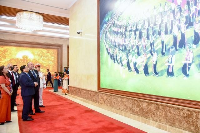 Thủ tướng Phạm Minh Chính giới thiệu với Thủ tướng Cộng hòa Cuba Manuel Marrero Cruz về nghệ thuật Xòe Thái - Di sản văn hóa phi vật thể đại diện của nhân loại. Ảnh: VGP/Nhật Bắc