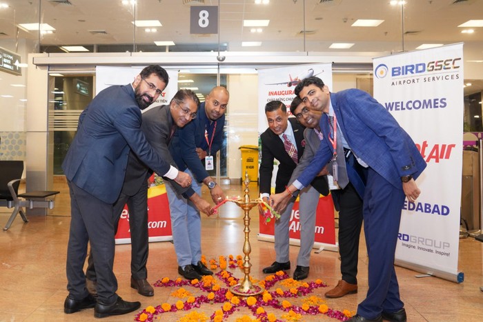 Đại diện sân bay Ahmedabad và Vietjet thực hiện nghi thức truyền thống Ấn Độ trước chuyến bay đầu tiên kết nối Ahmedabad với Hà Nội, Thành phố Hồ Chí Minh