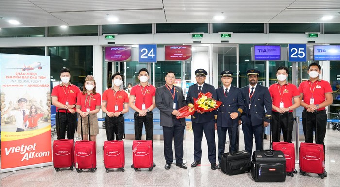 Phi hành đoàn Vietjet thực hiện chuyến bay đầu tiên từ Việt Nam đến với thành phố Ahmedabad