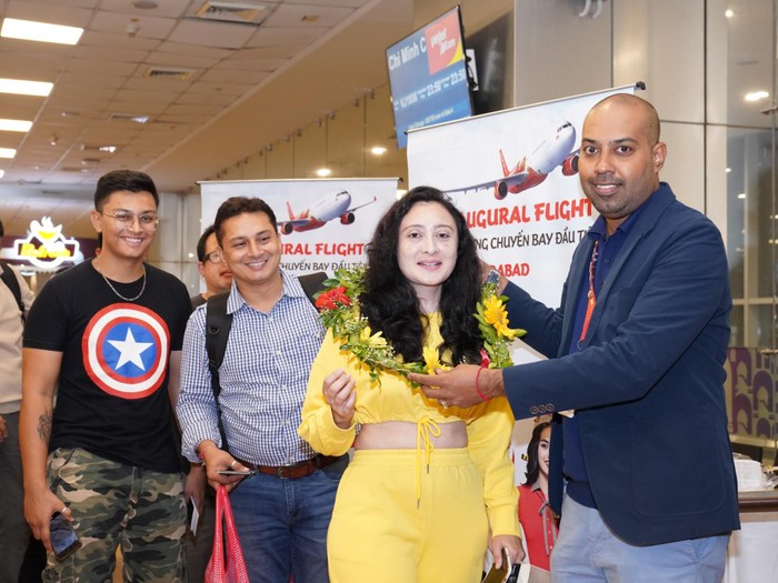 Đại diện Vietjet tặng hoa và chào đón hành khách trên chuyến bay đầu tiên từ Ahmedabad đến Thành phố Hồ Chí Minh