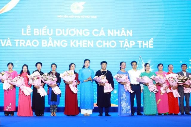 Phó Thủ tướng Vũ Đức Đam và Chủ tịch Hội Liên hiệp Phụ nữ Việt Nam Hà Thị Nga tặng hoa cho các cá nhân tiêu biểu trong thực hiện hai Đề án 938, 939. Ảnh: VGP