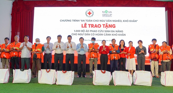 Đại diện Trung ương Hội Chữ thập đỏ Việt Nam, lãnh đạo tỉnh Bình Thuận, Tập đoàn NovaGroup trao tặng những món quà ý nghĩa tới ngư dân nghèo Bình Thuận