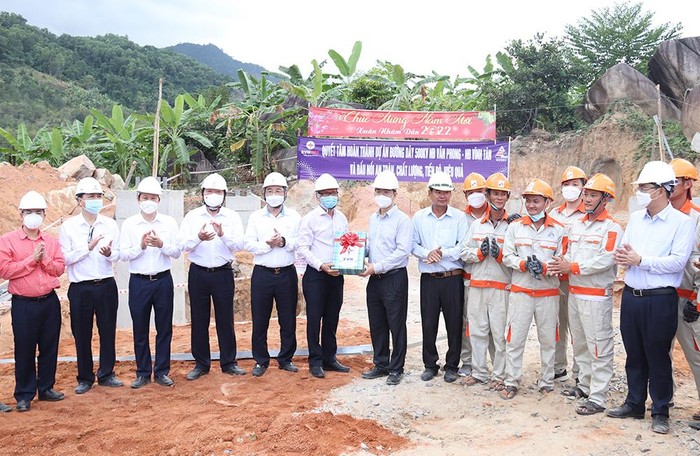 Đoàn công tác của EVN/EVNNPT tặng quà lực lượng thi công vị trí 130 Đường dây 500kV Vân Phong - Vĩnh Tân, dịp Tết Nguyên đán Nhâm Dần 2022