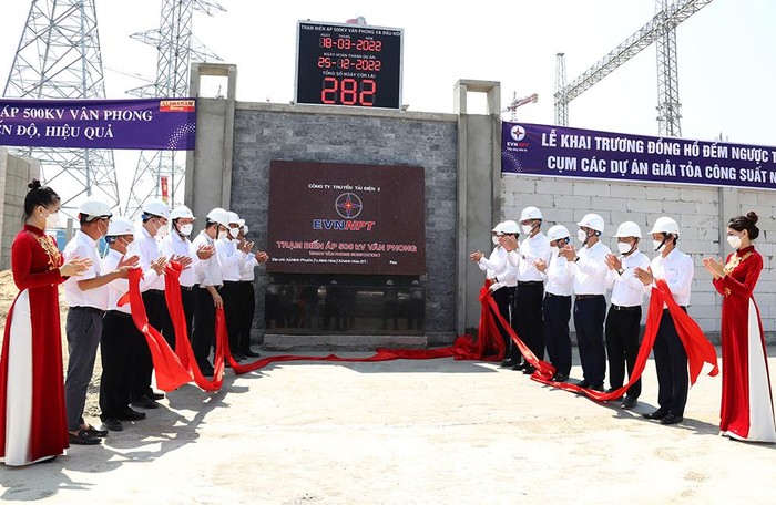 Lãnh đạo EVN/EVNNPT thực hiện nghi thức khai trương đồng hồ đếm ngược tại TBA 500kV Vân Phong, tháng 3/2022.