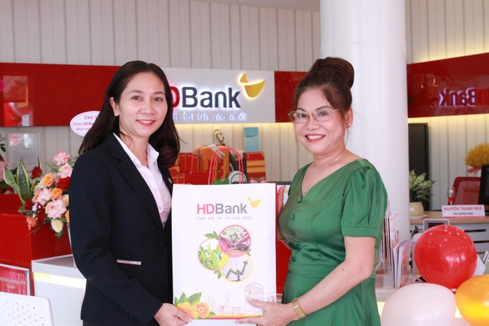 Trong không khí tưng bừng của lễ khai trương, HDBank Thuận An – Bình Dương cũng dành nhiều phần quà hấp dẫn cho khách hàng đến giao dịch cùng với nhiều chương trình khuyến mãi