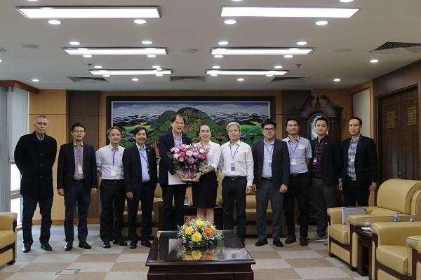 Trường Đại học Bách khoa tặng hoa chúc mừng bà Đỗ Nguyệt Ánh - Chủ tịch Hội đồng thành viên EVNNPC
