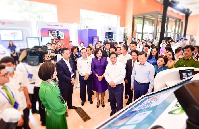 Ban lãnh đạo Vietcombank giới thiệu về sản phẩm dịch vụ số hóa của Vietcombank với đoàn đại biểu do Thủ tướng Chính phủ Phạm Minh Chính dẫn đầu tại sự kiện Ngày chuyển đổi số ngành ngân hàng