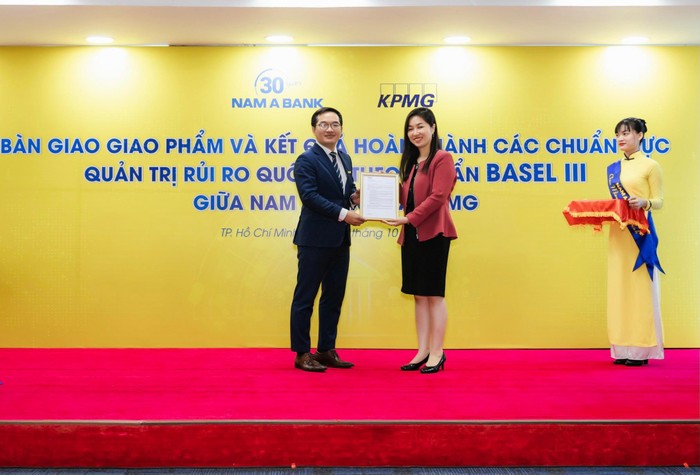 KPMG trao chứng nhận hoàn thành triển khai Basle III đến Nam A Bank.