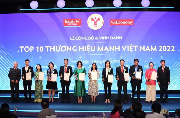 Đại diện Vietcombank, bà Phùng Nguyễn Hải Yến – Phó Tổng giám đốc (thứ 6 từ trái sang) cùng các đại diện đơn vị thuộc Top 10 “Thương hiệu mạnh Việt Nam năm 2022”