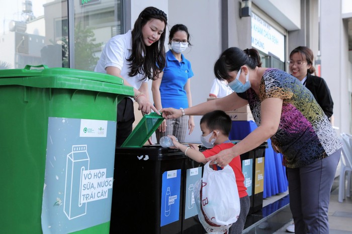 Nhiều gia đình và trẻ em học cách phân loại rác thải khoa học từ chương trình “Ngày hội sống xanh” của NovaGroup