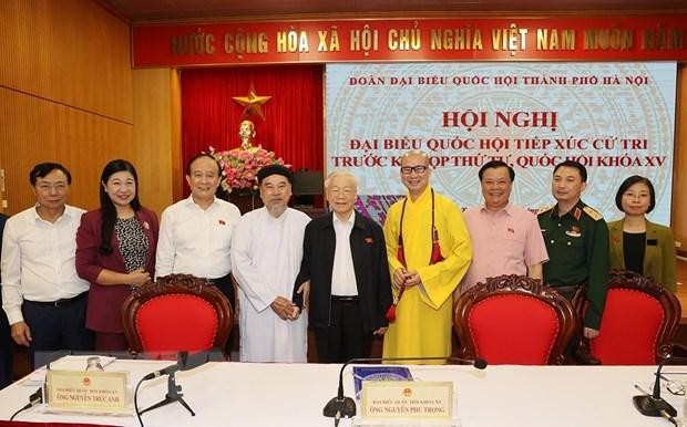 Tổng Bí thư Nguyễn Phú Trọng cùng các đại biểu Quốc hội Đơn vị bầu cử số 1 tiếp xúc cử tri tại quận Hai Bà Trưng. (Ảnh: Trí Dũng/TTXVN)