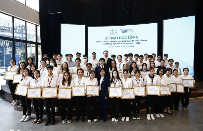 Hàng trăm suất học bổng được NovaGroup trao đến sinh viên, học sinh các trường thành viên Đại học Quốc gia Thành phố Hồ Chí Minh