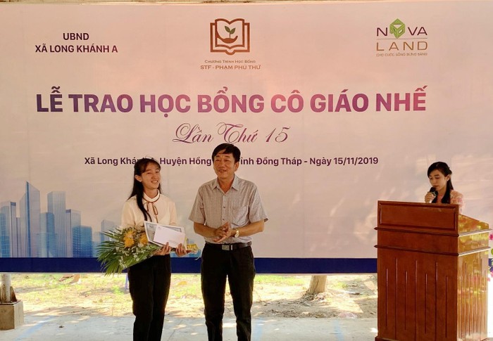 Bạn Huỳnh Thị Thùy Trang quay về trường chia sẻ lại hành trình thực hiện ước mơ của mình nhờ sự đồng hành của chương trình “Học bổng cô giáo Nhế”