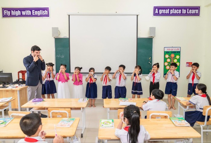 Lớp học Tiếng Anh đầu tiên cùng với giáo viên nước ngoài do NovaGroup tổ chức tại Đồng Tháp gây ấn tượng với các em học sinh bằng những phương pháp học tập thú vị