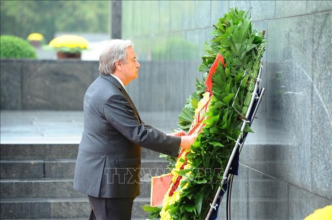 Tổng Thư ký Liên hợp quốc António Guterres đặt vòng hoa tại Lăng Chủ tịch Hồ Chí Minh. Ảnh: TTXVN