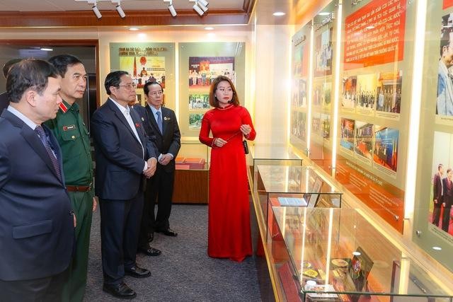 Thủ tướng thăm Phòng Truyền thống Hội Cựu chiến binh Việt Nam. Ảnh: VGP/Nhật Bắc