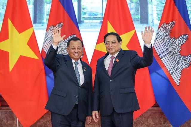 Thủ tướng Phạm Minh Chính bày tỏ vui mừng và nhiệt liệt chào mừng Samdech Say Chhum, người bạn thân thiết của Việt Nam cùng Đoàn đại biểu cấp cao Thượng viện Vương quốc Campuchia thăm chính thức Việt Nam. Ảnh: VGP/Nhật Bắc