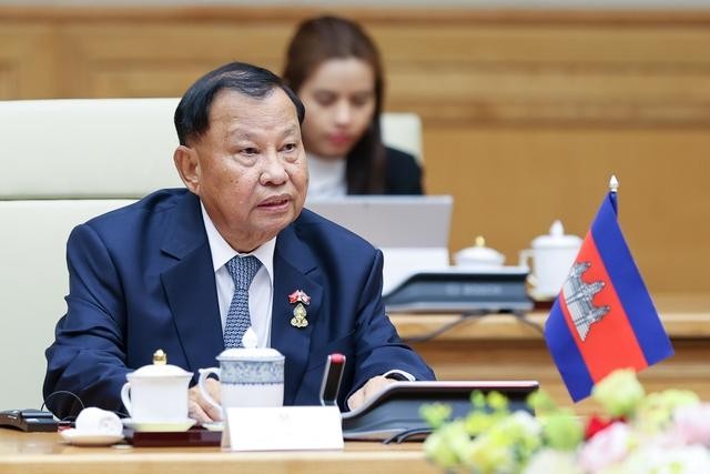 Chủ tịch Thượng viện Vương quốc Campuchia Samdech Say Chhum chúc mừng những thành tựu toàn diện mà Chính phủ và nhân dân Việt Nam, dưới sự lãnh đạo sáng suốt của Đảng Cộng sản Việt Nam, đã giành được thời gian qua. Ảnh: VGP/Nhật Bắc