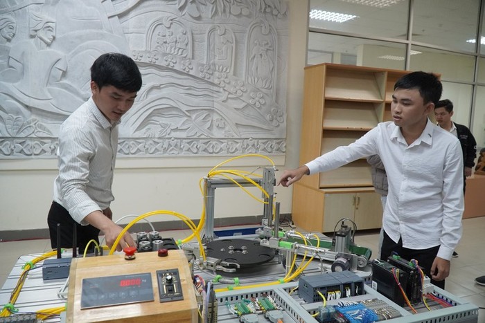 Nhiều đề tài nghiên cứu khoa học của sinh viên Trường Đại học Bách khoa, Đại học Đà Nẵng đã ứng dụng công nghệ cao vào sản phẩm. Ảnh: NT