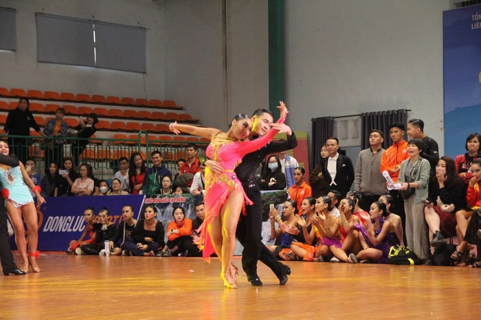 Gia Bảo và Gia Linh tham gia trong Giải vô địch các câu lạc bộ Khiêu vũ thể thao quốc gia năm 2013. Nguồn: Nhân vật cung cấp.