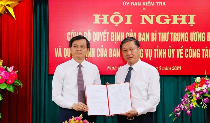 Đồng chí Đoàn Minh Huấn, Bí thư Tỉnh ủy Ninh Bình trao quyết định và chúc mừng đồng chí Đinh Việt Dũng.