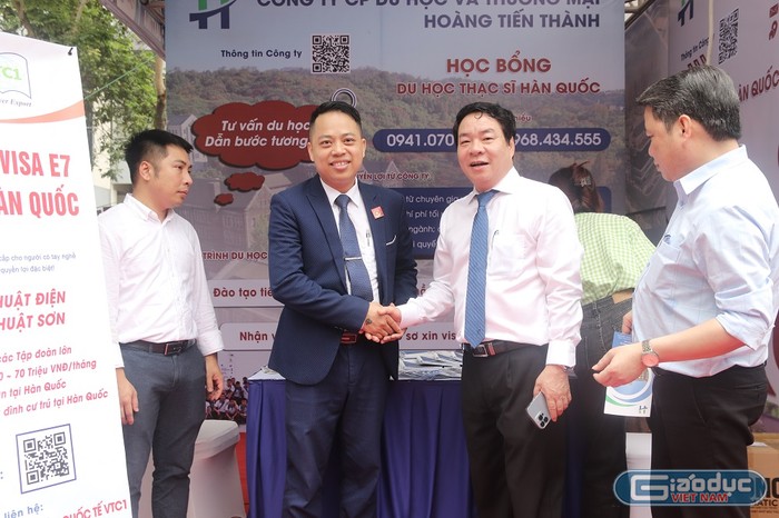 Phó Giáo sư Vũ Đình Ngọ tham quan gian trưng bày của Công ty Cổ phần và Du học Thương Mại Hoàng Tiến Thành.