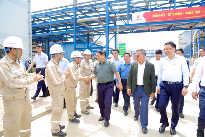 Thủ tướng Phạm Minh Chính thăm hỏi, động viên người lao động Dầu khí tại Nhà máy Nhiệt điện Thái Bình 2