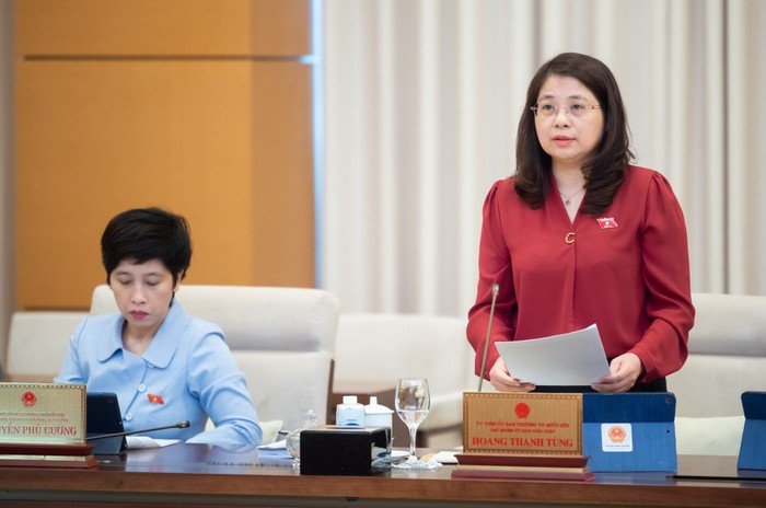 Phó Chủ nhiệm Ủy ban Pháp luật Trần Hồng Nguyên trình bày báo cáo thẩm tra của Ủy ban Pháp luật về dự án Luật Chuyển đổi giới tính - Ảnh: VGP/LS