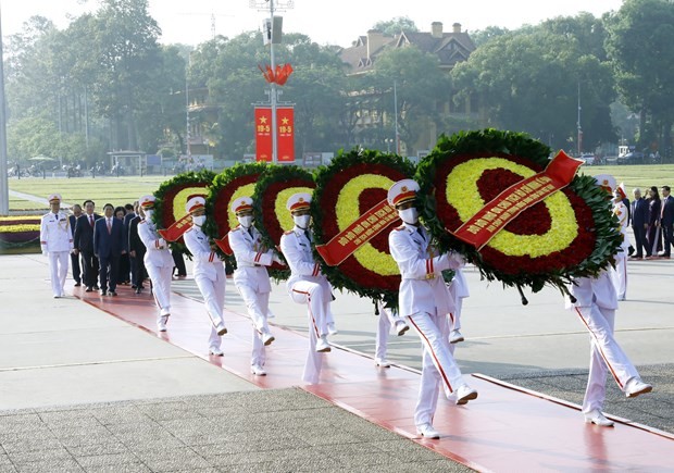 Nhân dịp kỷ niệm 133 năm Ngày sinh Chủ tịch Hồ Chí Minh (19/5/1890-19/5/2023), sáng 18/5, tại Hà Nội, đoàn đại biểu lãnh đạo Đảng, Nhà nước đến đặt vòng hoa và vào Lăng viếng Chủ tịch Hồ Chí Minh. (Ảnh: An Đăng/TTXVN)