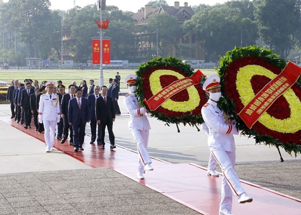 Lãnh đạo Đảng và Nhà nước đến đặt vòng hoa, vào Lăng viếng Chủ tịch Hồ Chí Minh. (Ảnh: An Đăng/TTXVN)