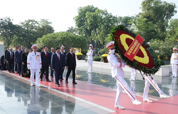 Cũng nhân dịp này, lãnh đạo, nguyên lãnh đạo Đảng, Nhà nước tới đặt vòng hoa tại Đài tưởng niệm các Anh hùng liệt sỹ trên đường Bắc Sơn (Ba Đình, Hà Nội). (Ảnh: Minh Đức/TTXVN)