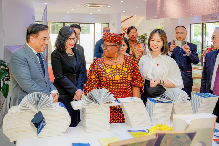 Tiến sĩ Ngozi Okonjo Iweala - Tổng Giám đốc Tổ chức Thương mại Thế giới tham quan khu trưng bày các giáo trình, sách tham khảo, nghiên cứu về WTO của Trường Đại học Ngoại thương tại Ngày hội sách 2023 của Nhà trường.