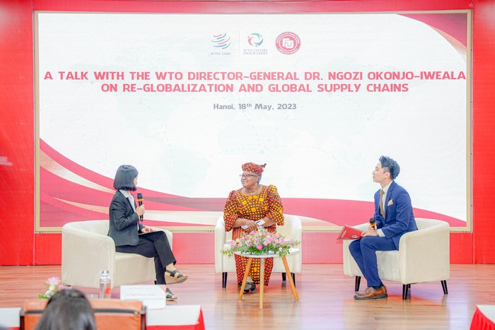 Cũng trong khuôn khổ chương trình, tọa đàm với chủ đề “Tái toàn cầu hóa và chuỗi cung ứng toàn cầu” đã diễn ra với phần chia sẻ của Tiến sĩ Ngozi Okonjo Iweala - Tổng Giám đốc WTO và - Phó Viện trưởng Viện Kinh tế và Kinh doanh quốc tế, Giám đốc Chương trình WTO Chair - Trường Đại học Ngoại thương.