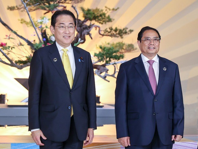 Thủ tướng Nhật Bản Kishida Fumio đón Thủ tướng Phạm Minh Chính tham dự các hoạt động trong khuôn khổ Hội nghị Thượng đỉnh Nhóm các nước công nghiệp phát triển (G7) mở rộng - Ảnh: VGP/Nhật Bắc