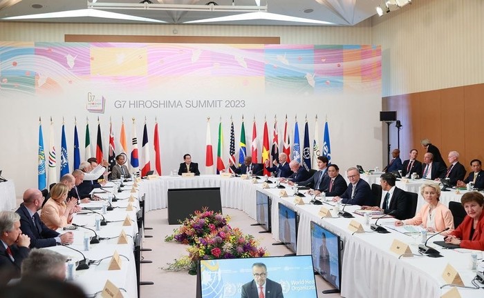 Thủ tướng Phạm Minh Chính và trưởng đoàn Nhóm các nước công nghiệp phát triển (G7) mở rộng tham dự phiên thảo luận “Cùng hợp tác giải quyết đa khủng hoảng” - Ảnh: VGP/Nhật Bắc