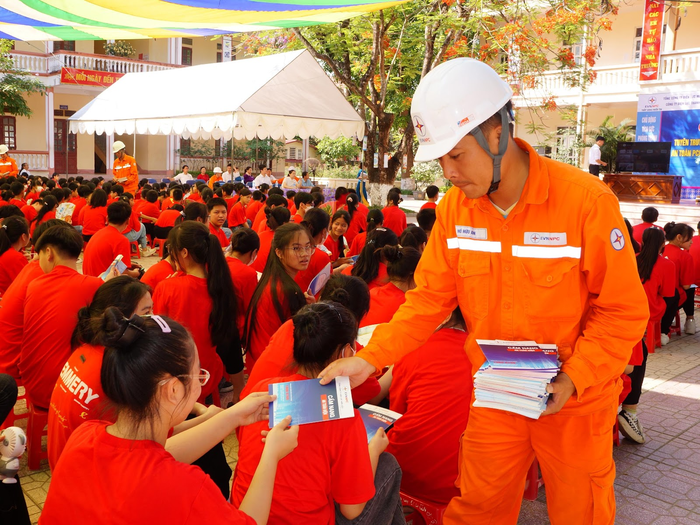 Công ty Điện lực Thanh Hóa phát cẩm nang an toàn điện cho học sinh trong sự kiện tuyên truyền bảo vệ an toàn hành lang lưới điện, phòng chống cháy nổ tai nạn điện trong dân tại trường học.