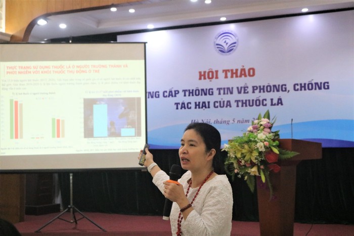 Bác sĩ Nguyễn Thị An - đại diện cho Tổ chức Healthbridge trăn trở về tác hại của thuốc lá đến trẻ em.